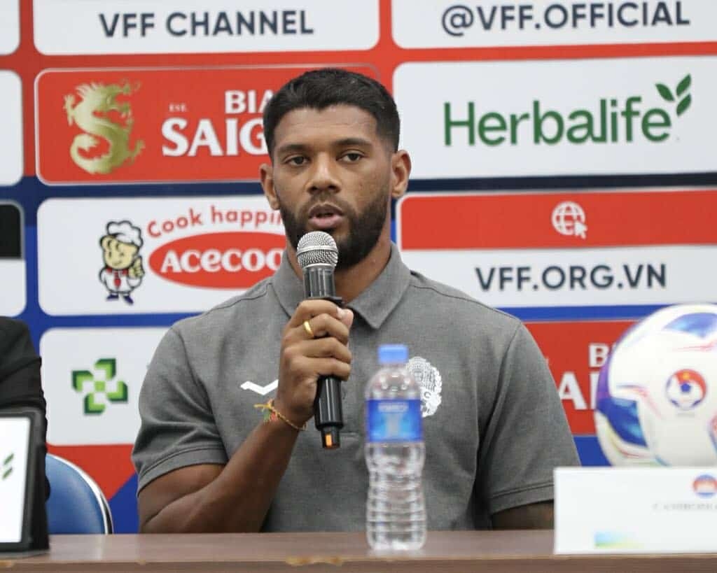 Trung vệ Kan Mo phát biểu tại buổi họp báo.