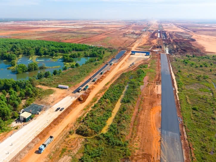 Dự án sân bay Long Thành được xây dựng tại huyện Long Thành, tỉnh Đồng Nai, có tổng mức đầu tư hơn 16 tỷ USD, chia thành 3 giai đoạn. Trong đó, giai đoạn 1 là hơn 5,4 tỷ USD.