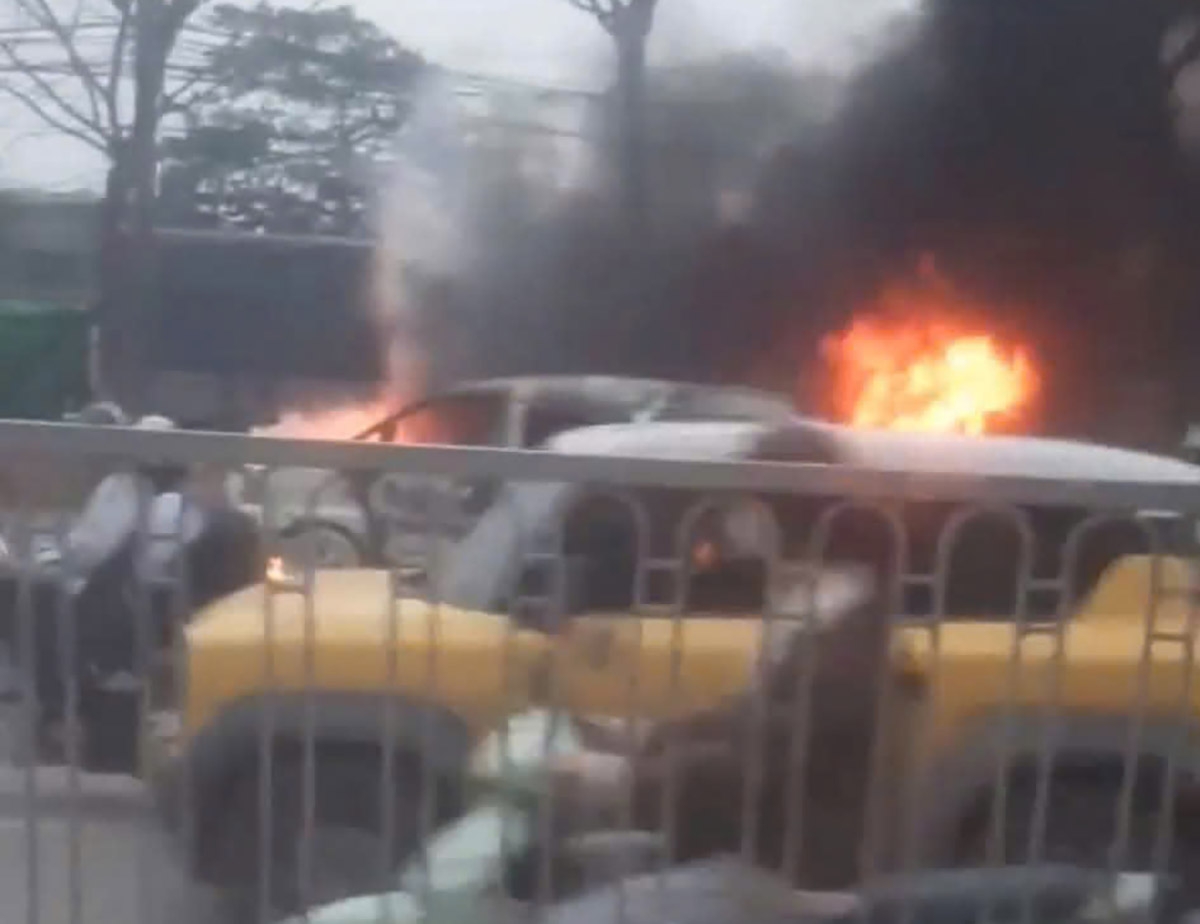 Ô tô bốc cháy ngùn ngụt trên đường