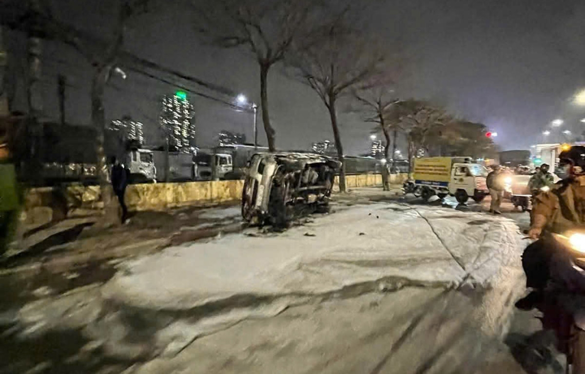 Lực lượng chức năng dập tắt đám cháy