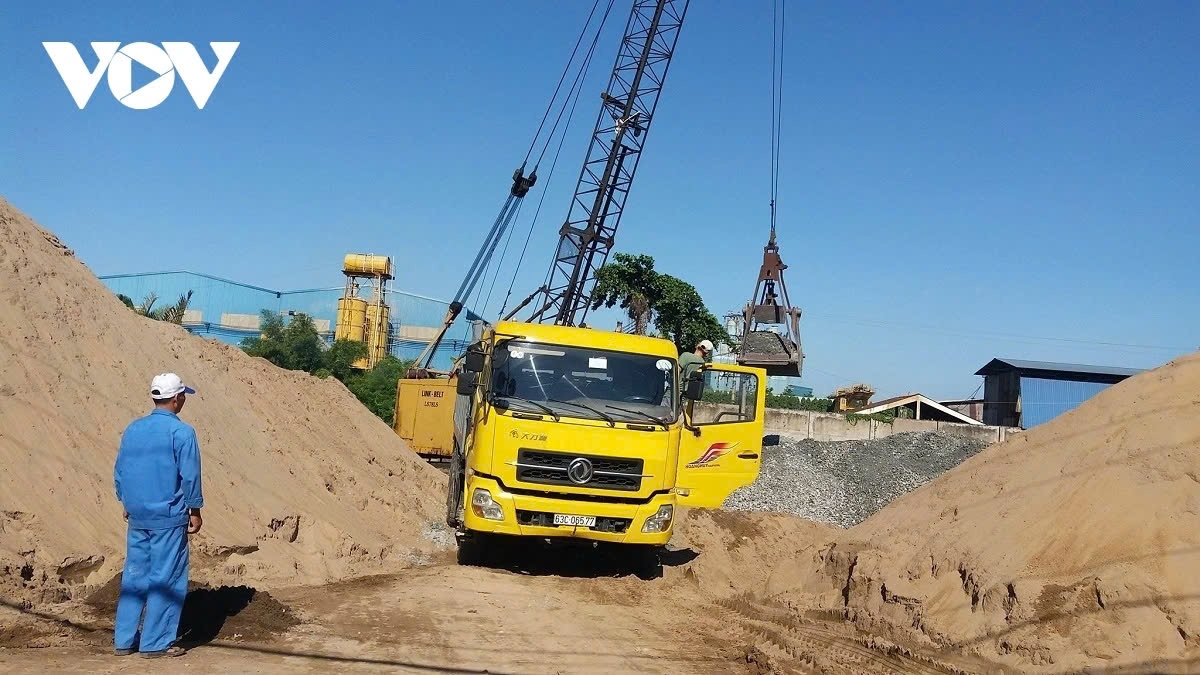 Các tuyến cao tốc trục dọc, ngang ở Đồng bằng Sông Cửu Long vẫn “đói” cát.