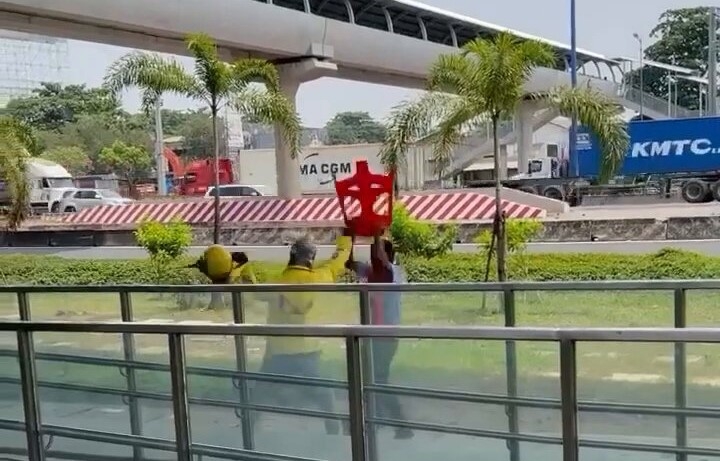 Nhân viên bảo vệ cầm ghế đánh nhau với tài xế công nghệ (Ảnh: Cắt từ clip)