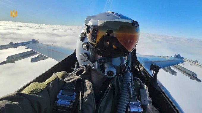 Phi công Ukraine điều khiển tiêm kích F-16. Ảnh cắt từ video.