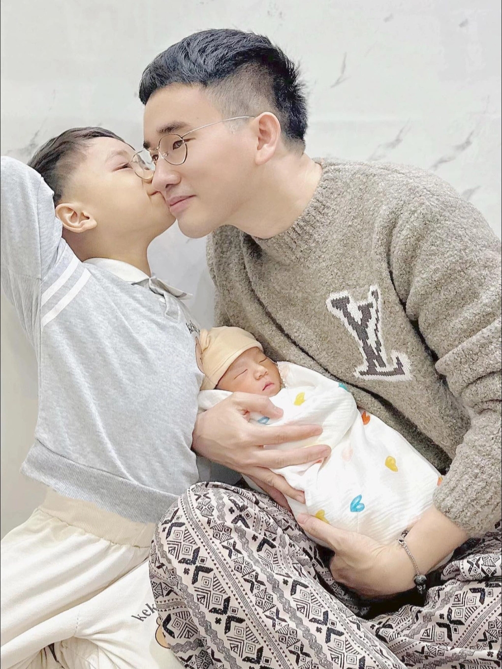 Nhà thiết kế Hà Duy cho biết con trai thứ hai chào đời ngày 5/3, nặng 3,5 kg khi lọt lòng. "Cái ngày một nách hai con cũng đã tới. Chào mừng em bé đến với thế giới này. Yêu cả hai con!", Hà Duy tiết lộ tin vui trên trang cá nhân, trưa 9/3.