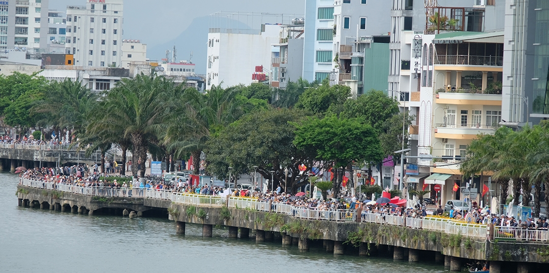 Hai bên bờ sông Hàn đông kín người dân và du khách cổ vũ
