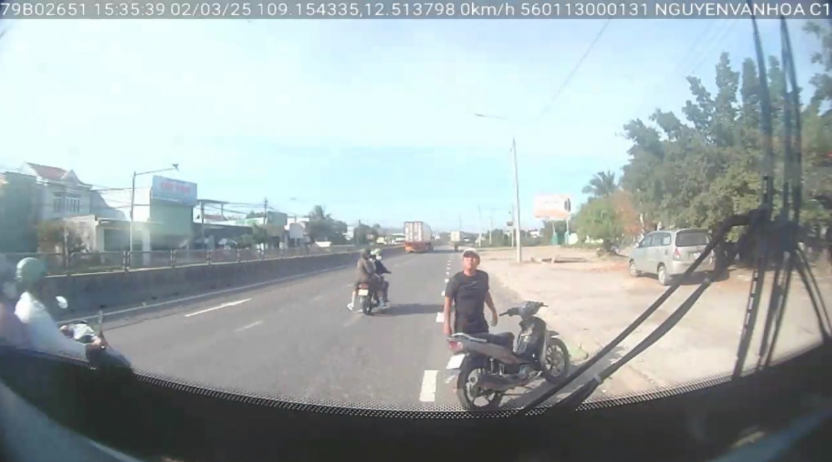 Thanh niên chặn đầu xe buýt đang lưu thông trên Quốc lộ 1A