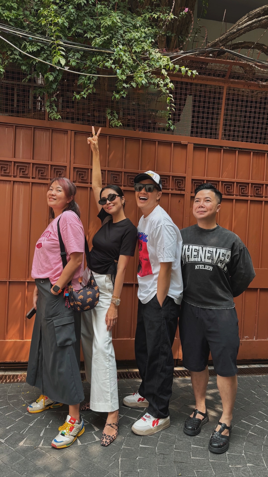 Mới đây, bức ảnh hội ngộ của Tăng Thanh Hà, Lương Mạnh Hải cùng hội bạn thân nhanh chóng nhận được sự chú ý. Trong khung hình, Hà Tăng vẫn giữ nguyên thần thái sang trọng, thanh lịch, dù ăn mặc giản dị với áo thun đen và quần trắng. Bên cạnh cô, Lương Mạnh Hải vẫn phong độ như ngày nào.