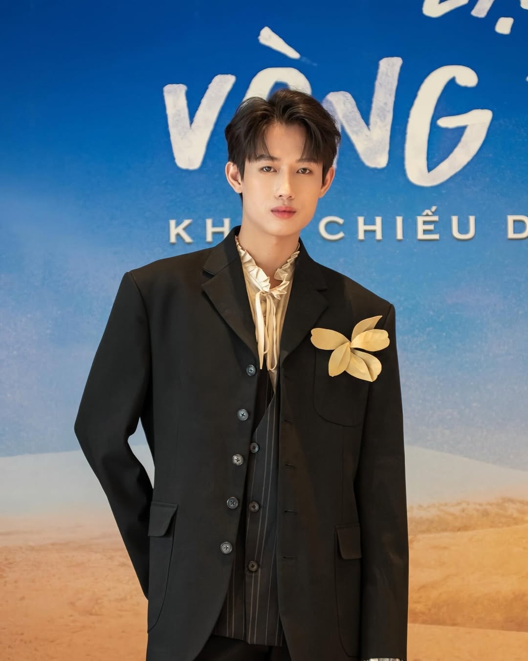 Dù vậy hiện tại, Hồ Đông Quan lại bất ngờ “bén duyên” với phim ảnh khi chính thức trở thành một phần của “đại gia đình” "Lật mặt 8: Vòng tay nắng". Ban đầu, anh không nghĩ mình sẽ đậu casting và chinh phục được Lý Hải - Minh Hà. Tuy nhiên, nhờ sự động viên của Tín Nguyễn, anh đã quyết định thử sức và bất ngờ nhận được vai diễn. Hồ Đông Quan chia sẻ rằng vai diễn trong "Lật mặt 8" là một cơ hội để anh học hỏi và trau dồi kỹ năng diễn xuất. Anh cũng phải trải qua quá trình thay đổi ngoại hình, bao gồm việc tắm nắng để có làn da ngăm phù hợp với nhân vật.