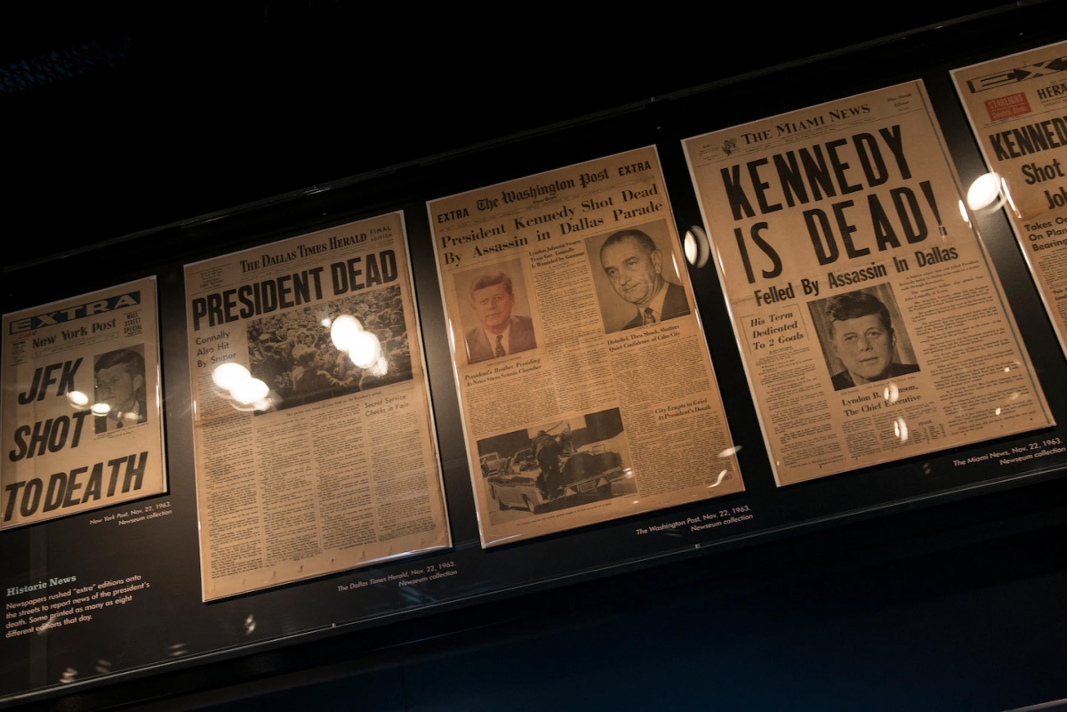 Các trang báo đưa tin về vụ ám sát Tổng thống John F. Kennedy, được trưng bày tại Newseum ở Washing DC ngày 26/9/2013. Ảnh: Getty