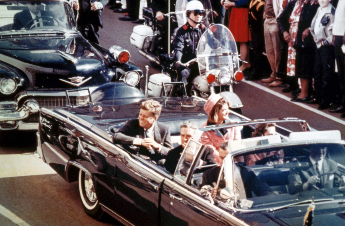 Tổng thống John F. Kennedy và đệ nhất phu nhân Jackie Kennedy đi trên chiếc Lincoln Continental ở Dallas vào ngày 22/11/1963. Ảnh: Bridgeman Images/Reuters