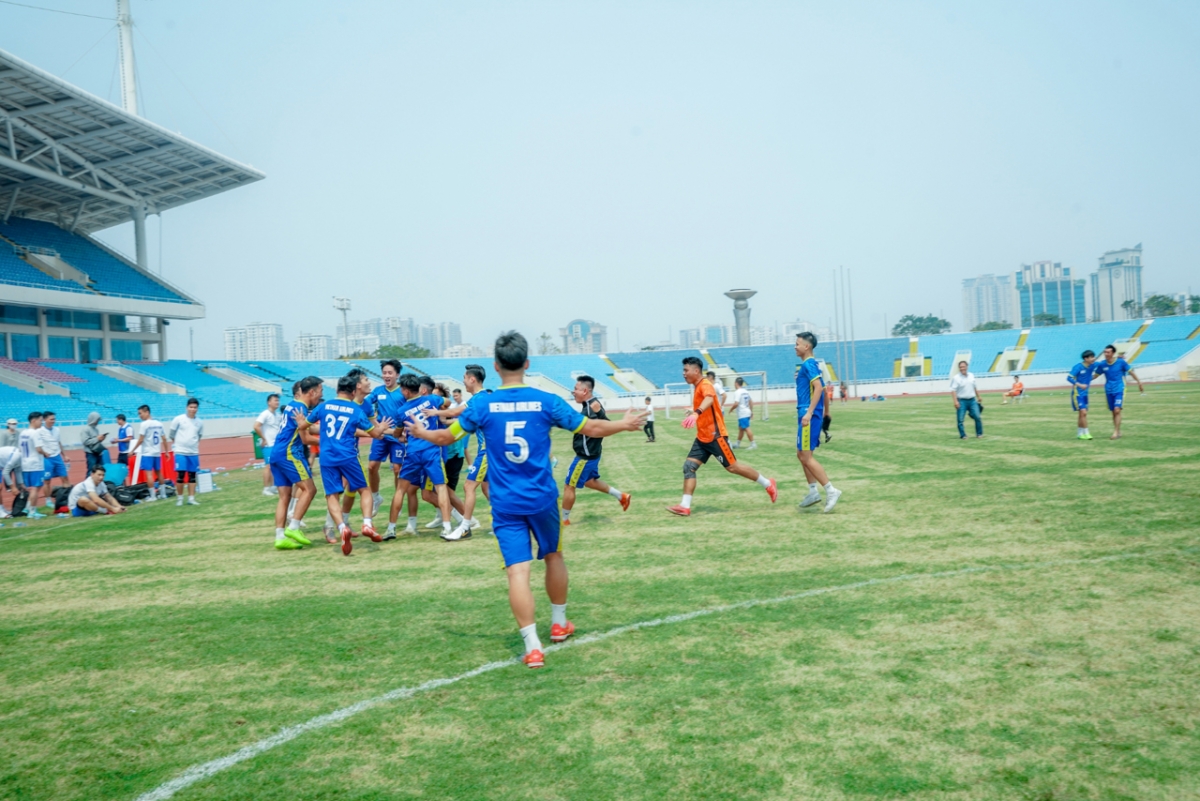 Các trận bóng đá diễn ra sôi nổi