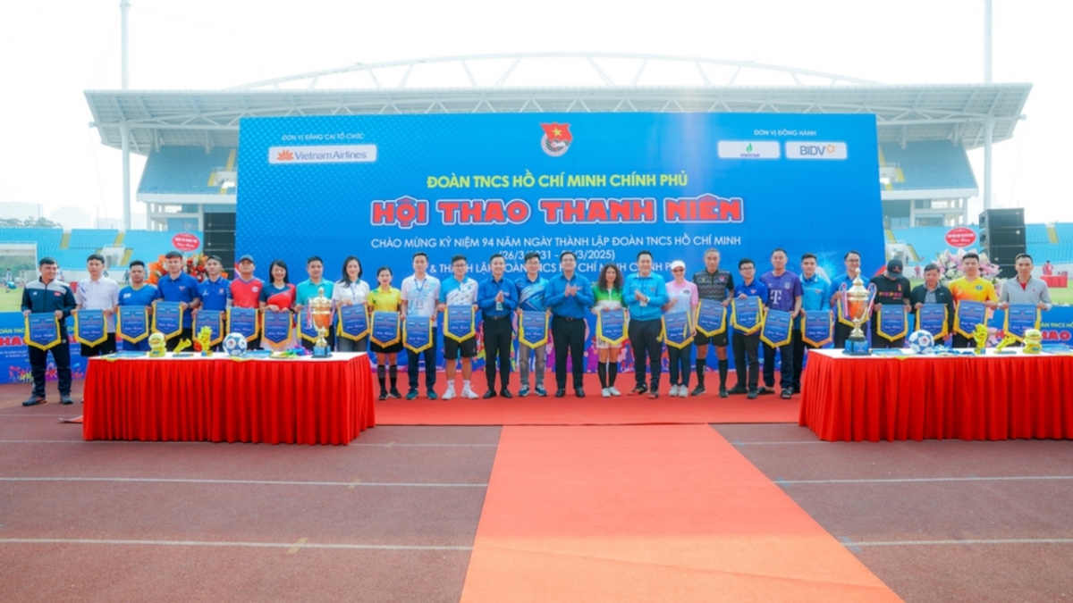 Trao cờ lưu niệm cho các Đội tham gia Hội thao