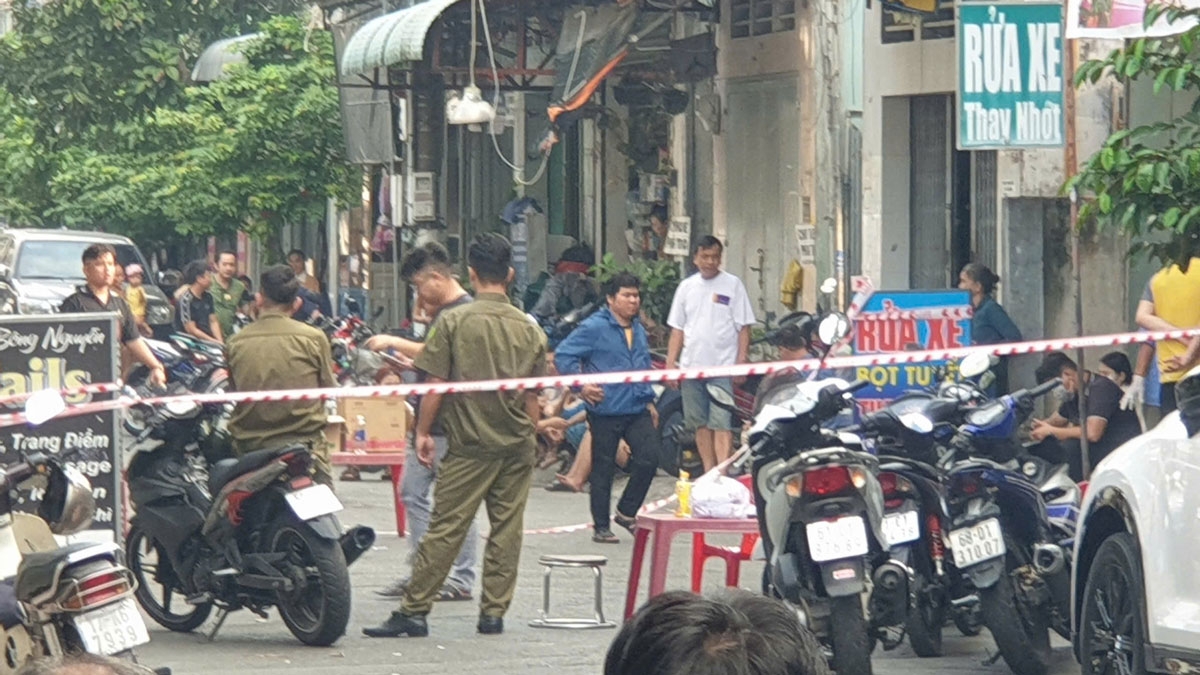 Công an bảo vệ hiện trường, điều tra vụ việc (ảnh: ĐC)