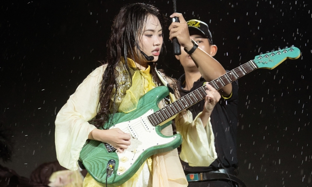 Phương Mỹ Chi chơi sáo, trống, guitar điện và làm mới nhạc truyền thống tại "Vũ trụ cò bay".