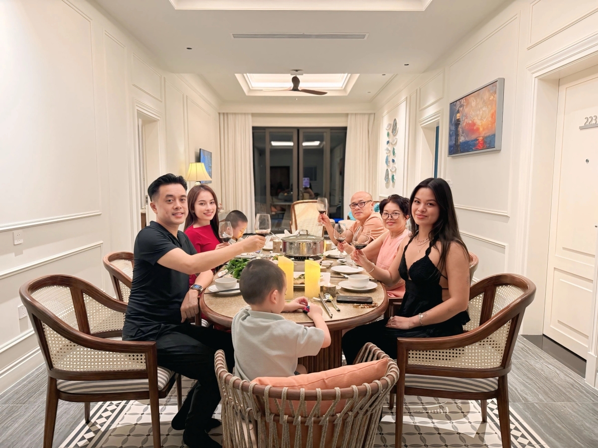 Em gái nhạc sĩ Dương Khắc Linh, 32 tuổi, hiện làm việc tại một hãng thời trang danh tiếng ở Hà Lan. Từ khi bố mẹ chuyển về TP HCM sống cùng anh trai, cô thường về nước dịp đặc biệt để sum họp gia đình.
