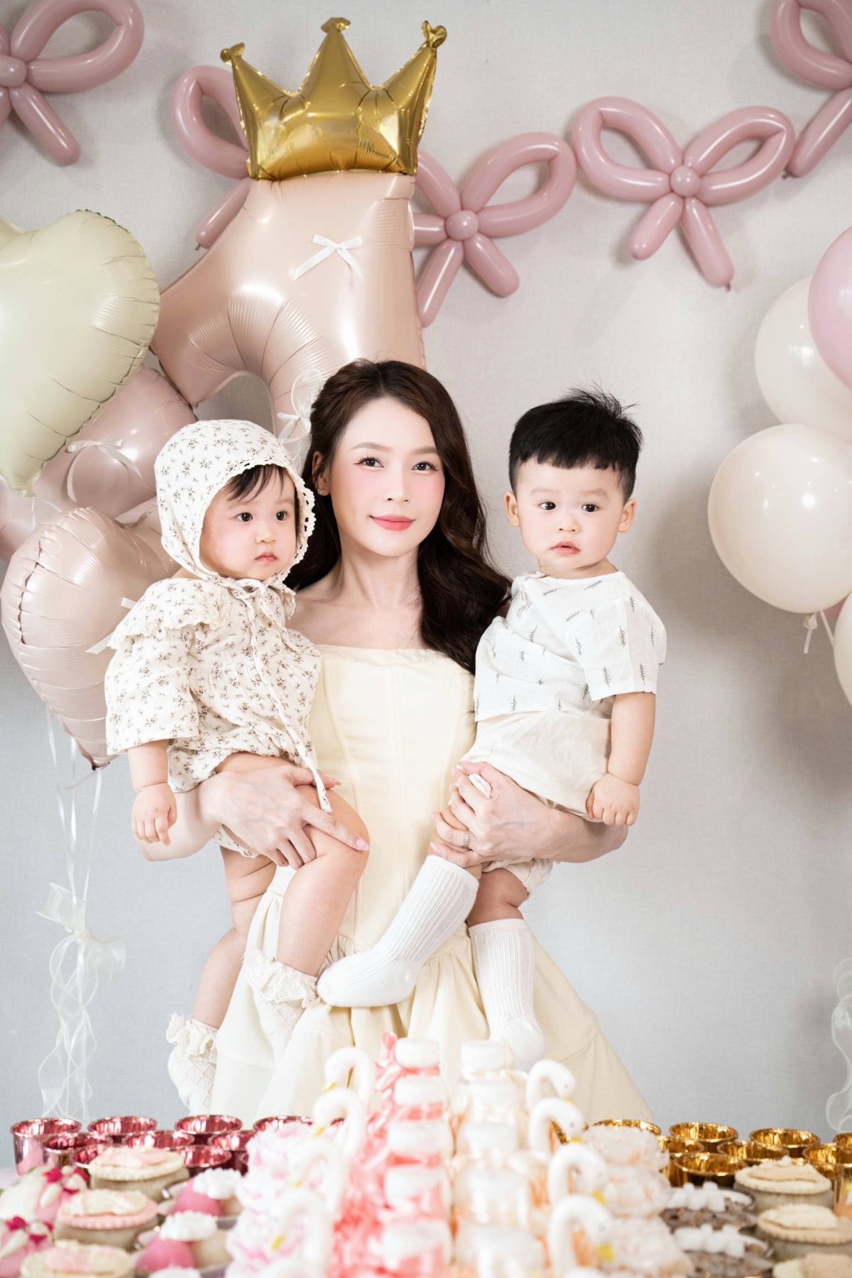 Sam tổ chức tiệc đầy năm cho cặp sinh đôi Ijin – Ijun. Cô chọn trang phục đồng điệu cho mình và các con trong buổi tiệc. Chia sẻ cảm xúc, Sam bày tỏ lòng biết ơn khi hai con đến với mình. Từ khoảnh khắc cô nghe nhịp tim, theo dõi từng cử động, mỗi hơi thở của con đều mang đến niềm vui vô bờ. (Nguồn: FBNV)