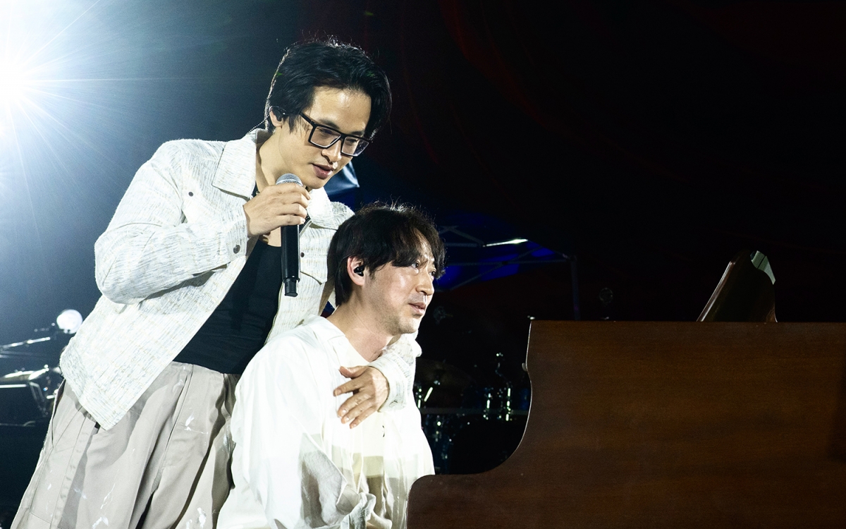 Với những hình ảnh vừa hé lộ, khán giả khá tò mò về “cú bắt tay” chấn động của Hà Anh Tuấn với “huyền thoại dương cầm” Yiruma, sự kết hợp của nam ca sĩ cùng “đàn anh” Lam Trường và giọng ca trẻ đang được các bạn trẻ yêu mến - Quang Hùng Master.D.