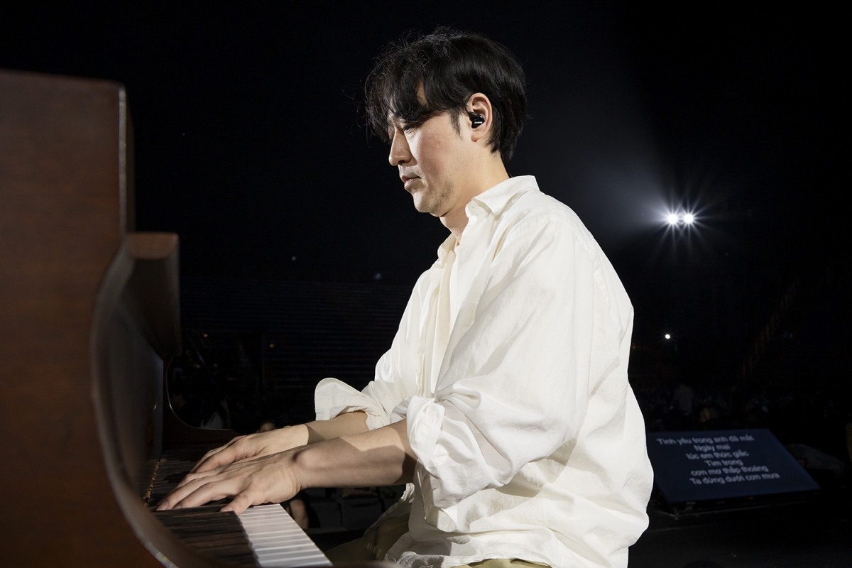 Hà Anh Tuấn Live Concert “Sketch A Rose” In Saigon cùng điểm nhấn là sắc hồng hoàn toàn tươi mới, concert lần này hứa hẹn bùng nổ bằng âm nhạc lãng mạn và những điều “chưa bao giờ xảy ra” dành cho khán giả.