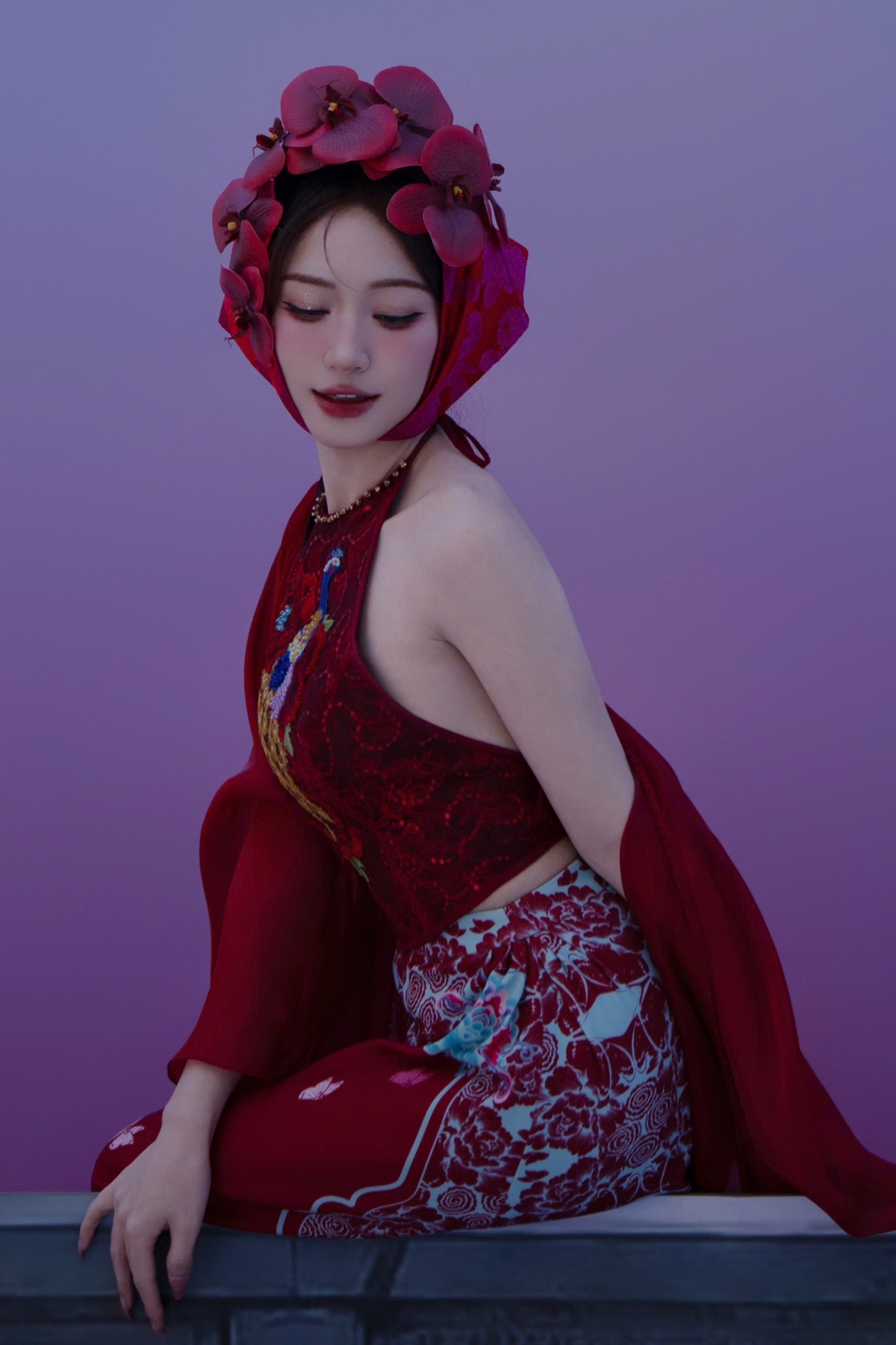 “Có một phân cảnh kết đòi hỏi phải có một trang phục dài hơn 20m, Hòa rất kỹ tính yêu cầu tôi thực hiện từng chi tiết nhỏ với những hình ảnh đặc trưng của Quan họ Bắc Ninh. Chúng tôi đã dành nhiều thời gian để thực hiện trang phục này cho Hòa với một sự hưng phấn đặc biệt khi tôi được làm trang phục theo đúng tinh thần, tiêu chí làm nghề của mình", NTK Cao Minh Tiến chia sẻ.