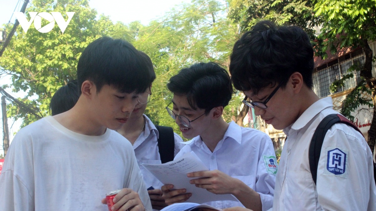 Chính sách miễn học phí cho học sinh phổ thông công lập là một quyết sách hợp lòng dân nhưng cũng sẽ đặt gánh nặng lớn lên ngân sách nhà nước