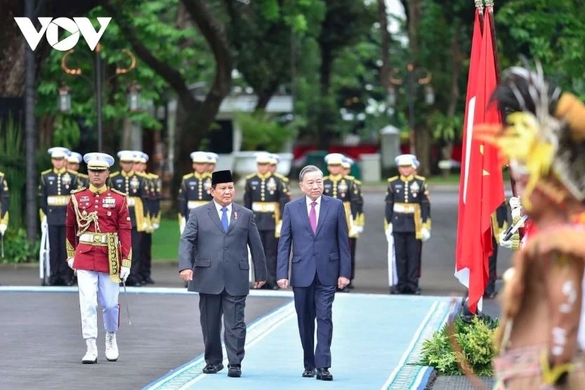 Tổng thống Indonesia Prabowo Subianto mời Tổng Bí thư duyệt đội danh dự và giới thiệu các quan chức hai bên có mặt tại lễ đón