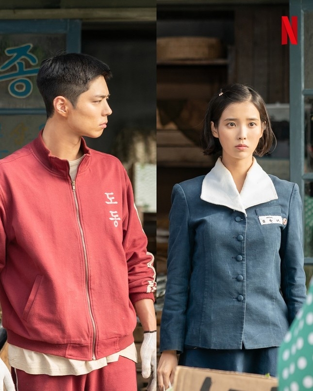 "When life gives you tangerines" (Khi cuộc đời cho bạn quả quýt) đang là hiện tượng bất ngờ của phim truyền hình Hàn tháng 3. Điểm nhấn lớn nhất của phim chính là IU trong vai chính Ae Soon. Lớn lên trong gia đình nghèo khó, nhìn thấy mẹ vất vả lặn biển kiếm sống hàng ngày nên Ae Soon sớm trở thành cô gái tần tảo, mạnh mẽ kiên cường. Tuy có lúc mỏ hỗn để bảo vệ bản thân nhưng Ae Soon vẫn là một cô gái tốt bụng, lương thiện, không ngừng nỗ lực.