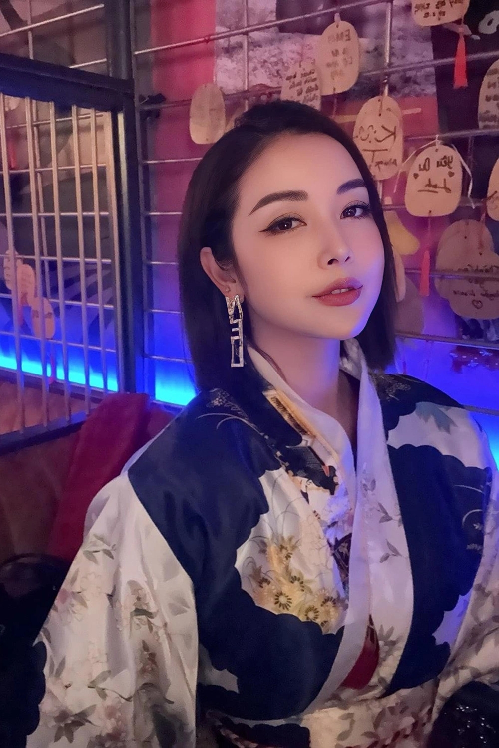 Sau Tết Nguyên đán, Jennifer Phạm làm mới diện mạo bằng cách cắt phăng mái tóc dài đã nuôi nhiều năm, chuyển sang kiểu tóc bob duỗi phồng. Jennifer Phạm cho biết cô yêu thích kiểu tóc mới bởi sự hiện đại, phù hợp nhiều hoàn cảnh và phong cách, đồng thời tiết kiệm thời gian tạo kiểu. Cô thường đeo khuyên tai to bản tạo điểm nhấn cá tính khi để tóc ngắn.
