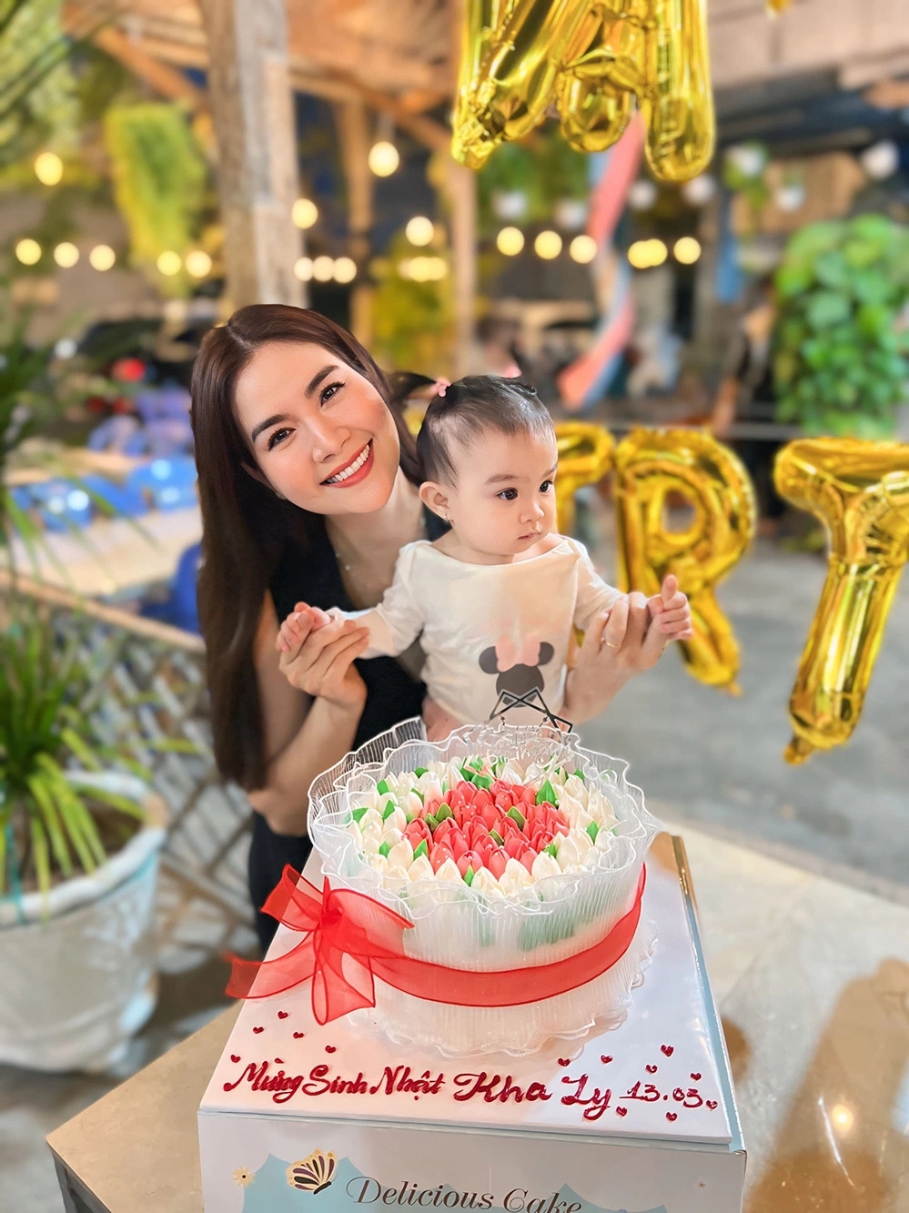 Kha Ly cho biết sinh nhật 40 tuổi của cô trở nên đặc biệt khi lần đầu tiên được đón tuổi mới bên con gái Lita. Được làm mẹ sau bao năm mong ngóng khiến cô thấy hạnh phúc, viên mãn.