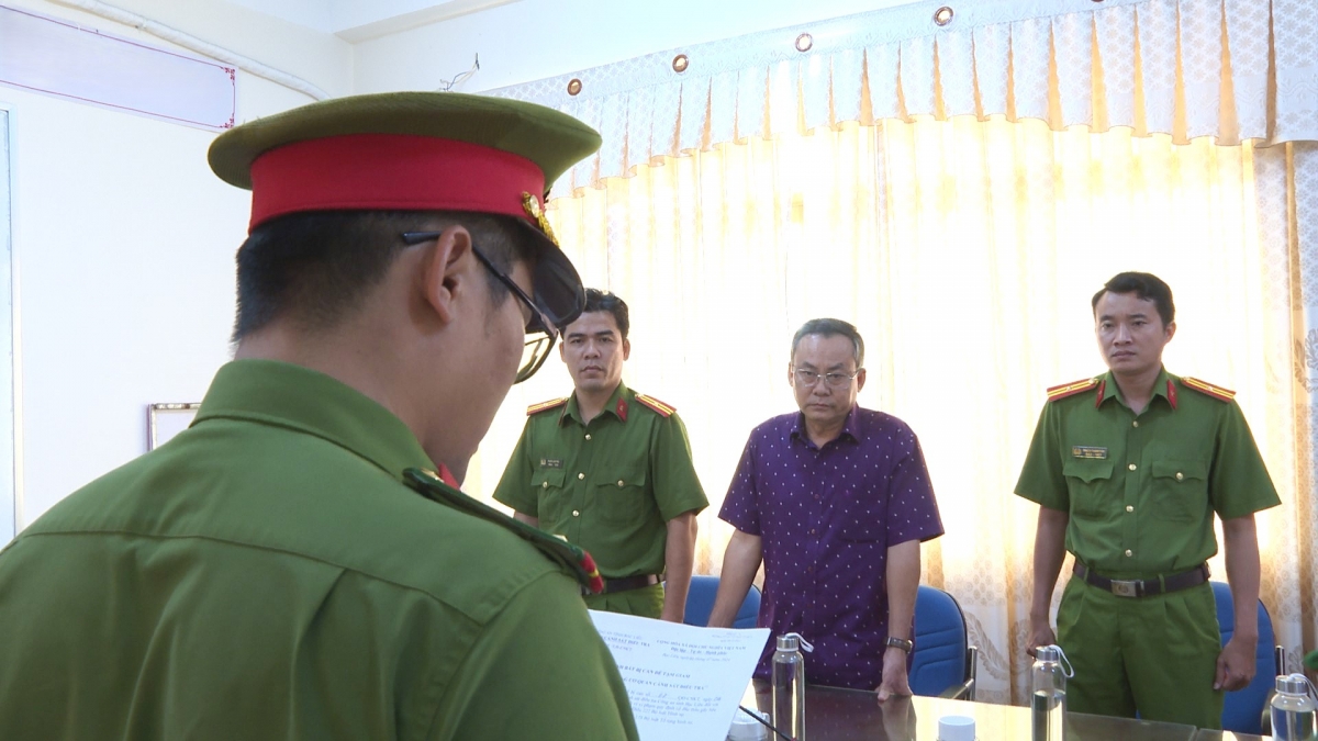 Trước đó, Cơ quan Cảnh sát điều tra công an tỉnh Bạc Liêu tống đạt Quyết định khởi tố bị can và lệnh bắt tạm giam đối với Huỳnh Thanh Phong (Ảnh: Công an Bạc Liêu)