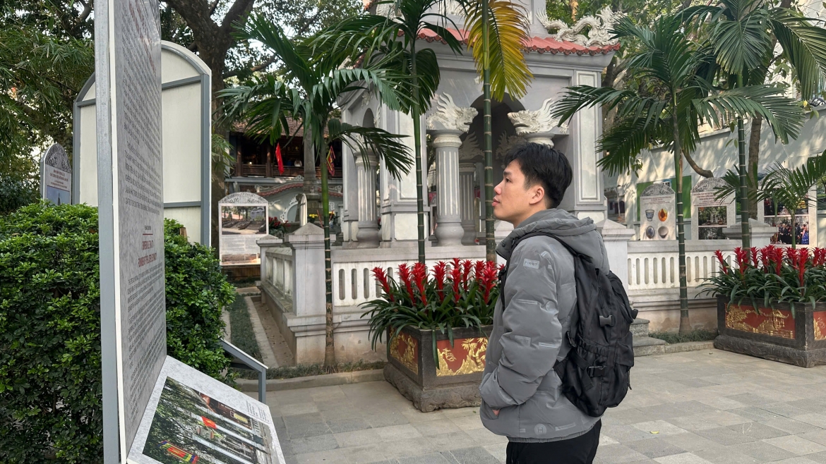 Du khách bị hấp dẫn bởi truyền thuyết trả gươm thần của vua Lê Thái Tổ sau khi đánh tan giặc.