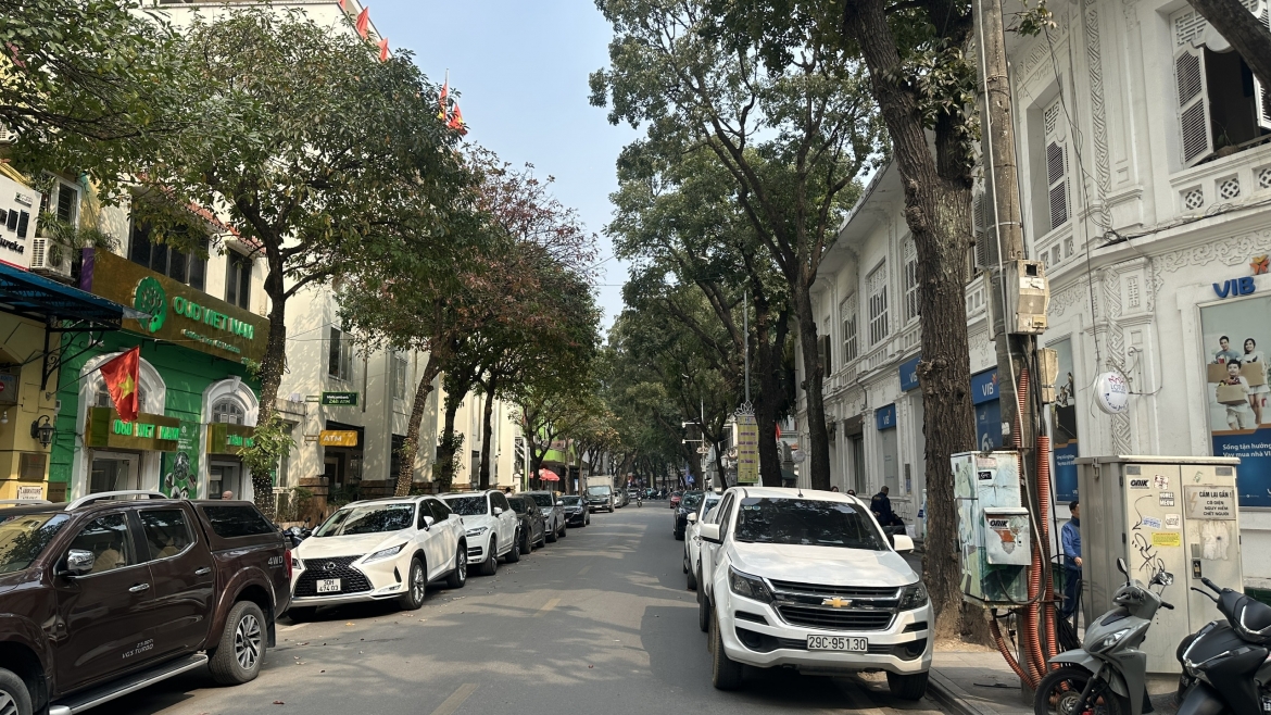 Phố Hàng Trống mặt trước của Đình Nam Hương nhìn ra UBND quận Hoàn Kiếm.