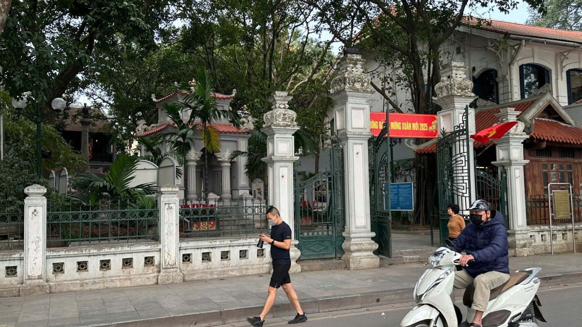 Đền Vua Lê là công trình văn hóa- tưởng niệm để ghi nhớ công lao của vua Lê Thái Tổ tức vị anh hùng dân tộc Lê Lợi (1385-1433), người đã lãnh đạo cuộc kháng chiến đánh đuổi giặc ngoại xâm, giải phóng đất nước vào thế kỷ XV.
