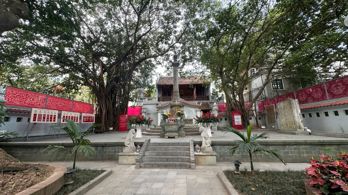 Tượng đài vua Lê Thái Tổ được dựng vào khoảng năm 1896 gắn với truyền thuyết "trả gươm thần" trên hồ Hoàn Kiếm.