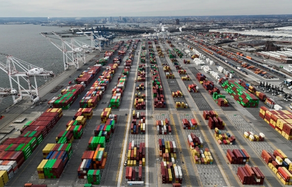 Việc gia tăng các hạn chế thương mại có khả năng làm tăng trưởng kinh tế toàn cầu chậm lại.
(Ảnh minh họa: The New York Times)