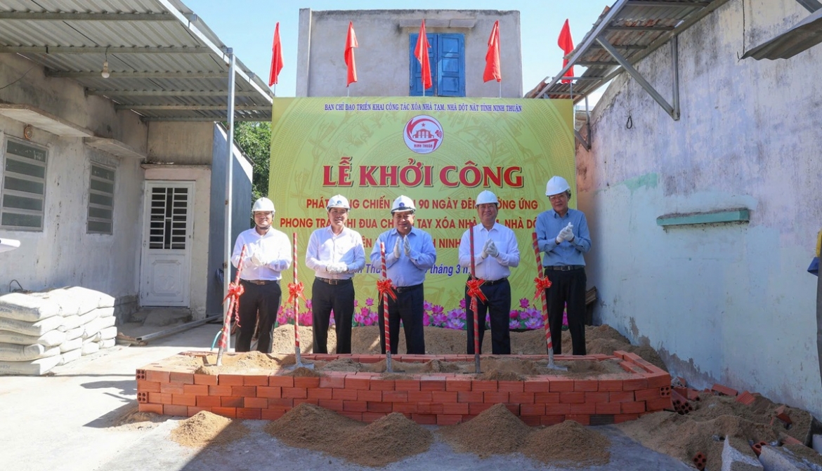 Lễ khởi công xây dựng nhà ở cho hộ bà Nguyễn Thị Lực, khu phố 7, phường Mỹ Đông, TP Phan Rang-Tháp Chàm. Ảnh: B.H