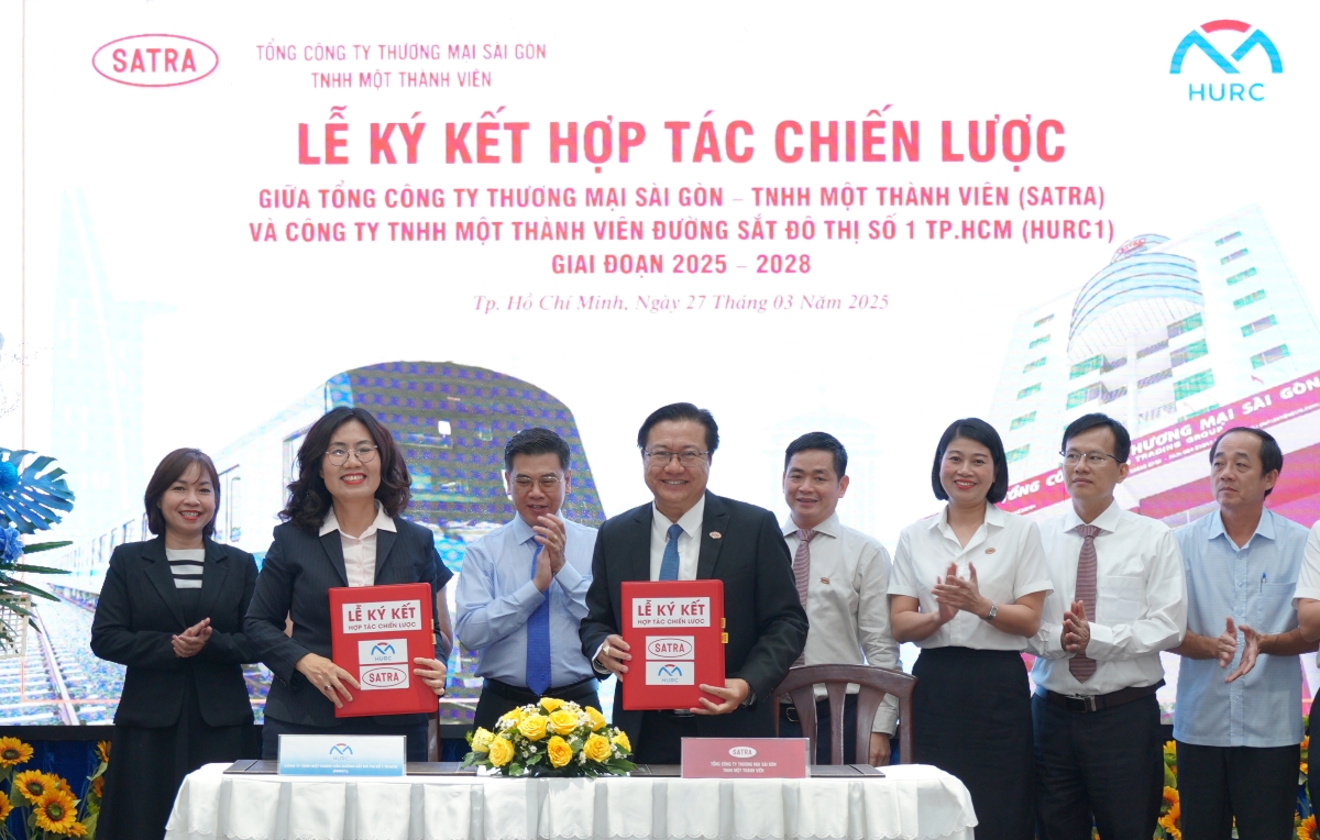 Lễ ký kết hợp tác giữa Tổng Công ty Thương mại Sài Gòn (SATRA) và Công ty TNHH MTV Đường sắt Đô thị Số 1 TP.HCM (HURC1) (Ảnh: BTC)