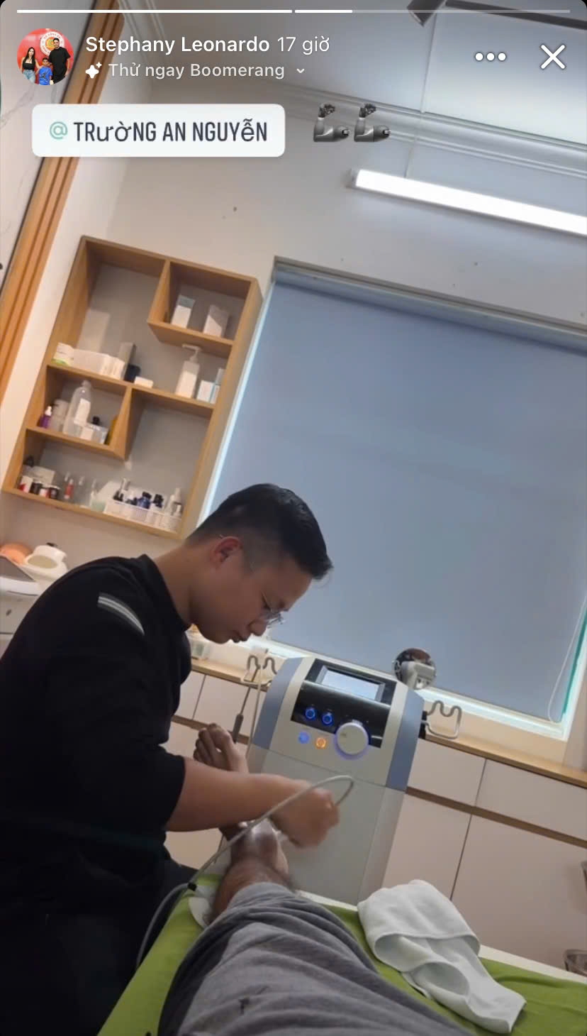 Leo Artur chia sẻ hình ảnh đang được bác sĩ chăm sóc trên mạng xã hội cá nhân. (Ảnh: FBNV)