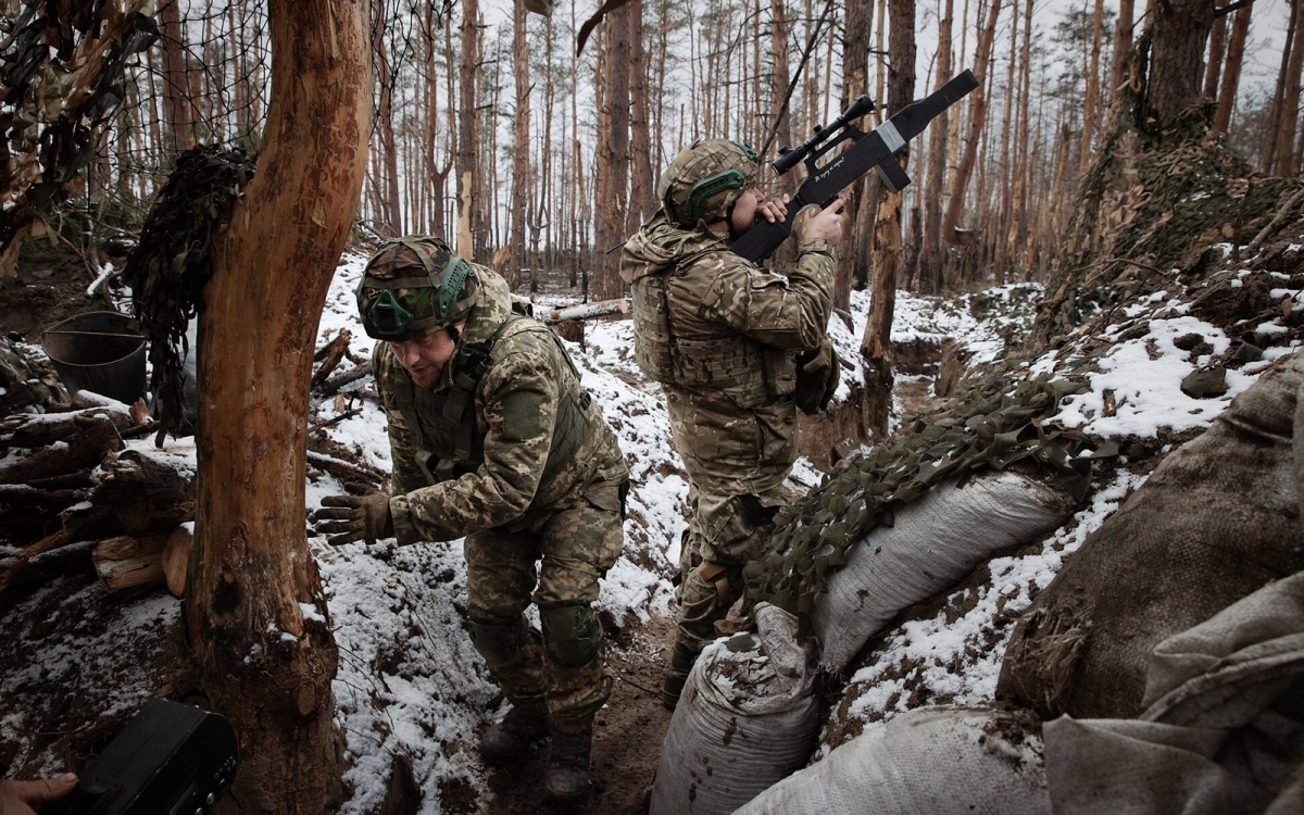 Lính Ukraine chiến đấu trong rừng. Ảnh: Nytimes.