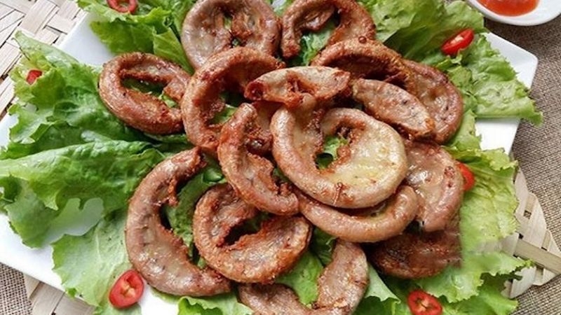 Món lòng heo chiên giòn được rất nhiều người ưa thích.