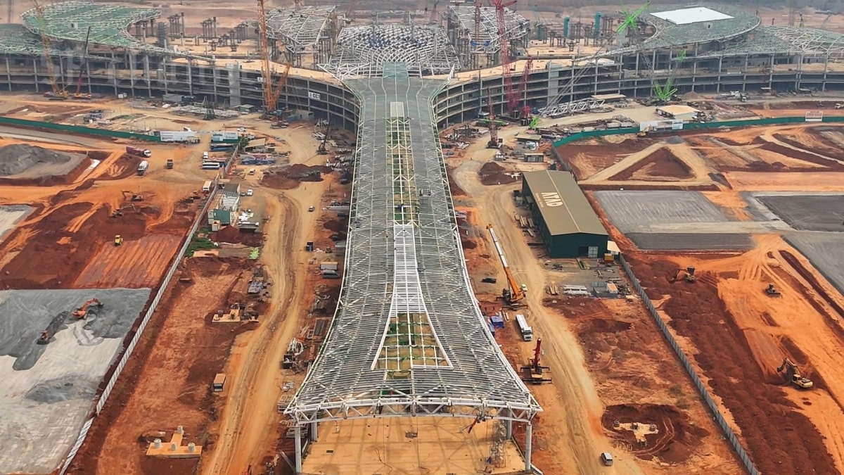 Cảng HKQT Long Thành được quy hoạch xây dựng trên diện tích gần 5.000ha ở huyện Long Thành, tỉnh Đồng Nai, công suất thiết kế phục vụ 100 triệu lượt hành khách và 25 triệu tấn hàng hóa mỗi năm. Khi hoàn thành xây dựng, sân bay Long Thành sẽ là sân bay lớn nhất cả nước, phát huy hiệu quả nguồn vốn đầu tư của nhà nước, hướng đến trở thành trung tâm trung chuyển quốc tế và khu vực.