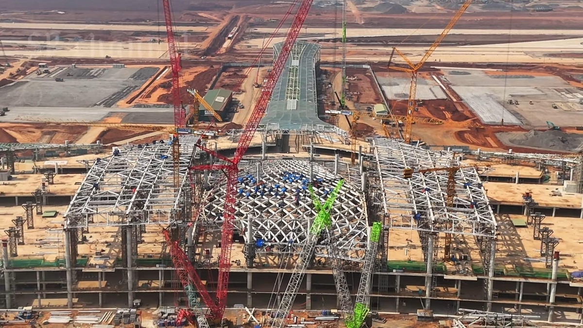 Hơn 10.000 nhân sự cùng hàng loạt máy móc đang hối hả thi công tại siêu dự án sân bay Long Thành. Nhà ga hành khách đã hoàn thành 35%, trong khi đường băng, sân đỗ và hạ tầng kết nối cũng đang chạy đua với thời gian.