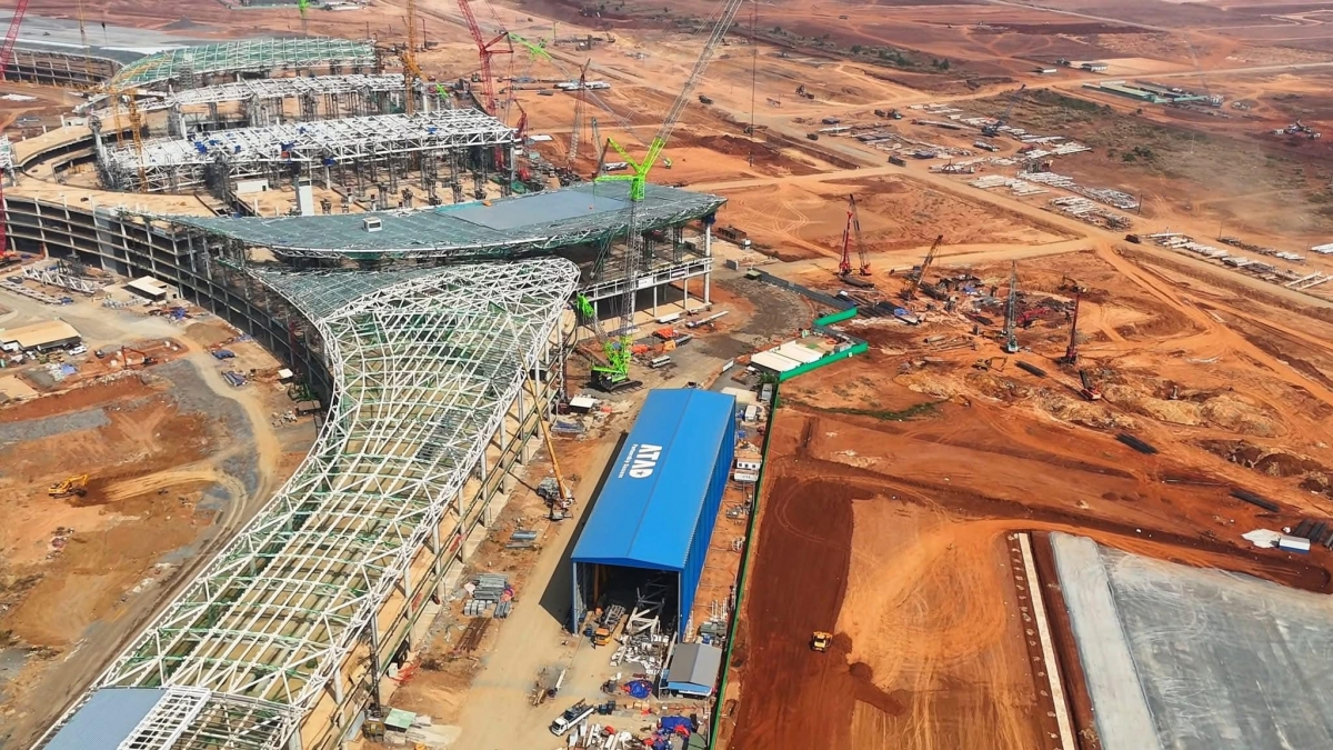 Mái nhà ga hành khách sân bay Long Thành đang được lắp kính lấy sáng.