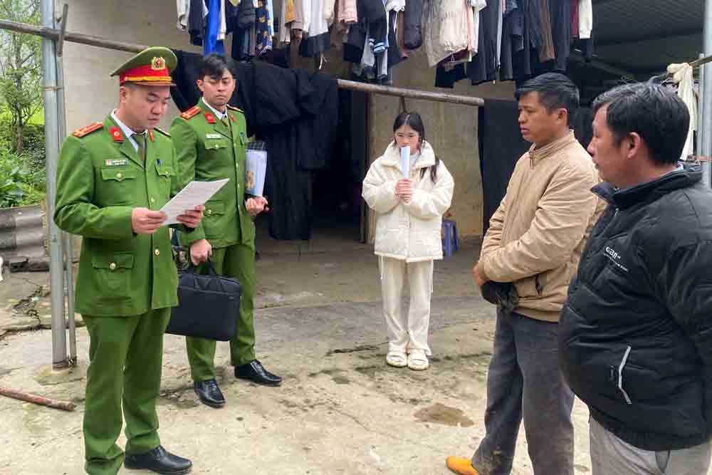 Lực lượng chức năng thực hiện khám xét tại nhà đối tượng Lò Văn Chung