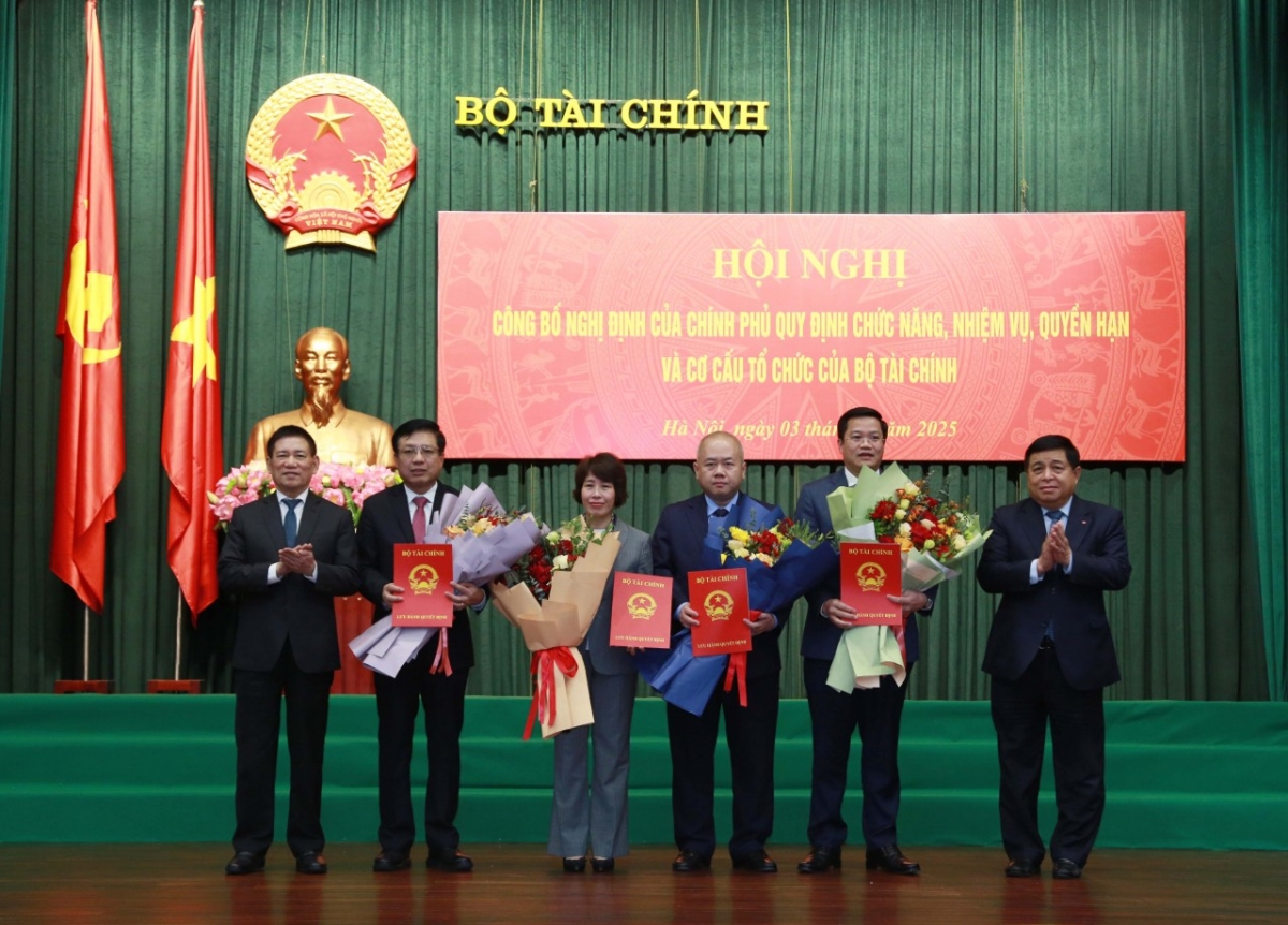 Phó Thủ tướng Chính phủ Hồ Đức Phớc (ngoài cùng bên trái), Phó Thủ tướng Chính phủ Nguyễn Chí Dũng (ngoài cùng bên phải) trao Quyết định và chúc mừng các tân Thứ trưởng Bộ Tài chính. Ảnh: TBTC