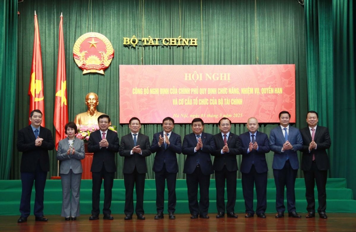 Phó Thủ tướng Chính phủ Hồ Đức Phớc (thứ 4 từ trái sang), Phó Thủ tướng Chính phủ Nguyễn Chí Dũng (thứ năm từ phải sang) chúc mừng tập thể lãnh đạo Bộ Tài chính. Ảnh: TBTC