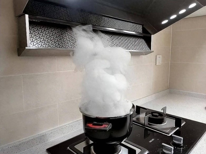 Máy hút mùi đóng vai trò quan trọng trong việc loại bỏ khói dầu, mùi hôi và các chất độc hại phát sinh khi nấu ăn. (Ảnh minh họa: KT)