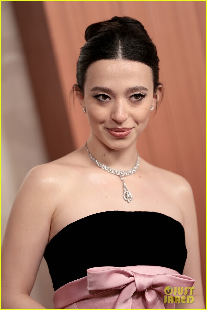 Mikey Madison rạng rỡ trên thảm đỏ. Nữ diễn viên 25 tuổi diện chiếc váy đen phối hồng đầy tinh tế. Cô nhận đề cử Nữ diễn viên chính xuất sắc nhất cho vai diễn trong "Anora" – bộ phim cũng góp mặt trong danh sách đề cử Phim hay nhất.