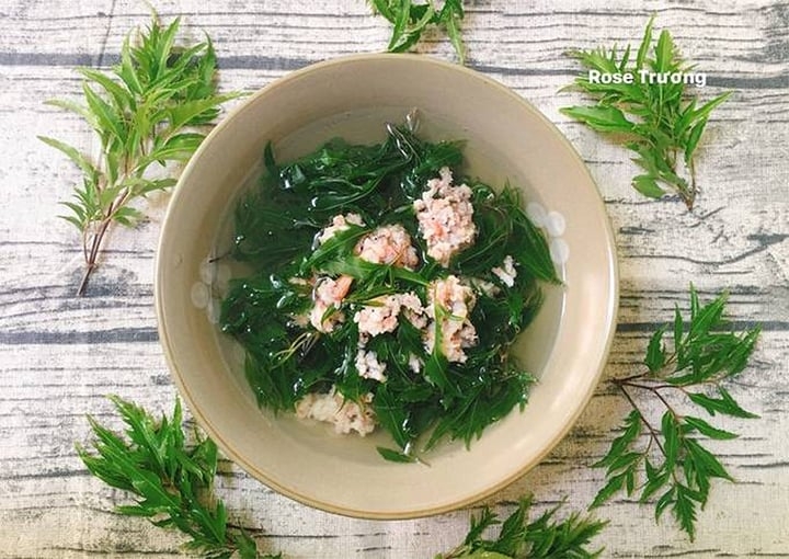 Món canh cá đinh lăng nấu tôm (Ảnh: Rose Truong/Cookpad)