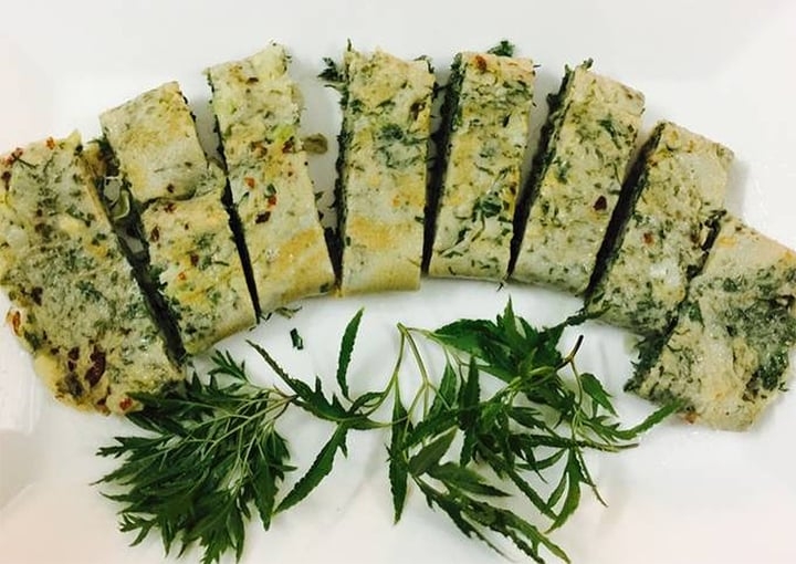 Trứng chiên lá đinh lăng (Ảnh: Bích Hòa/Cookpad)