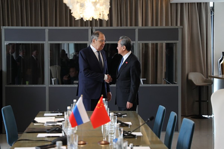 Ngoại trưởng Trung Quốc Vương Nghị và người đồng cấp Nga Sergey Lavrov trong cuộc gặp tại Johannesburg, Nam Phi hồi tháng 2. Ảnh: Bộ Ngoại giao Trung Quốc